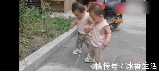 孩子|双胞胎相差10斤姐姐吃母乳,妹妹吃奶粉,半年后两孩子差距明显