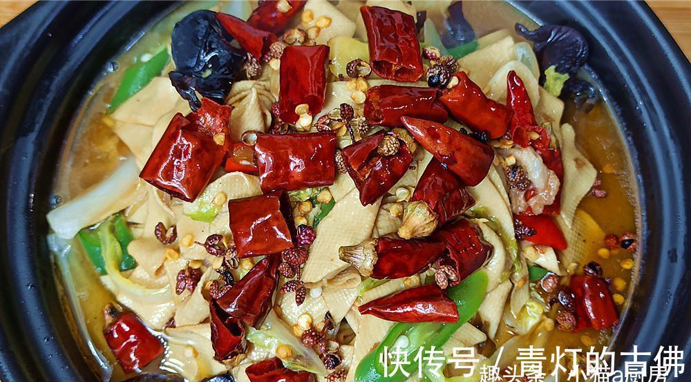 白菜和干豆腐热乎乎地的炖一锅，吃完浑身暖和，上桌连汤汁都不剩