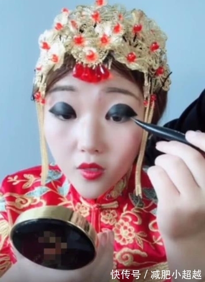 熊猫眼|新娘不顾劝阻,把眼睛化成“熊猫眼”,当她睁开眼时,惊喜发生了