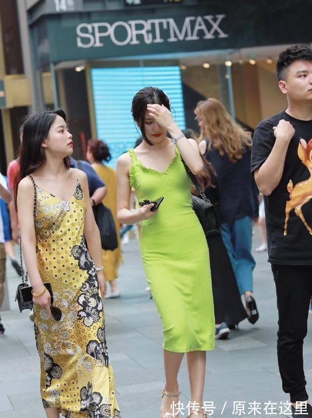 搭配 时尚精致的打底裤穿搭衬托优美的线条,气质十分出众,充满童趣!