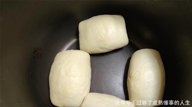 1碗面粉2个鸡蛋,教您做电饭锅面包,一看就会,简单好吃零失手