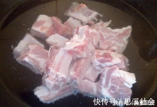 浸泡|清炖排骨,最忌只焯水,做好“1泡2洗3焯”,干净无腥,鲜香味美