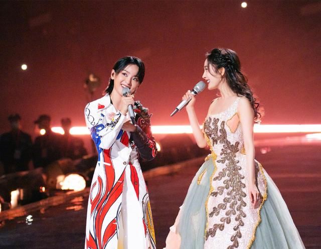 6台跨年名场面：主持人翻车、唱歌跑调，周深邓丽君跨时空同台