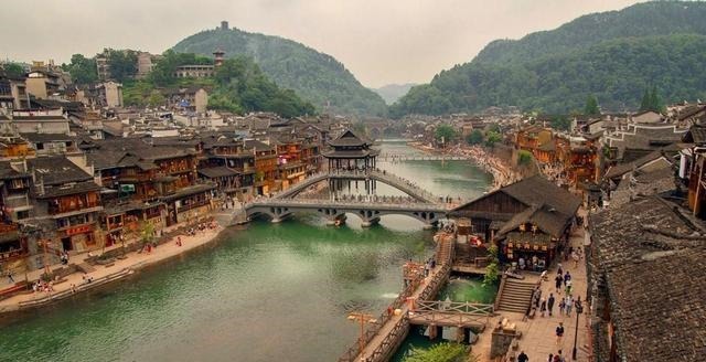 老人|80年代老人到博物馆参观,在展台前沉默许久,突然坐地上哭成泪人