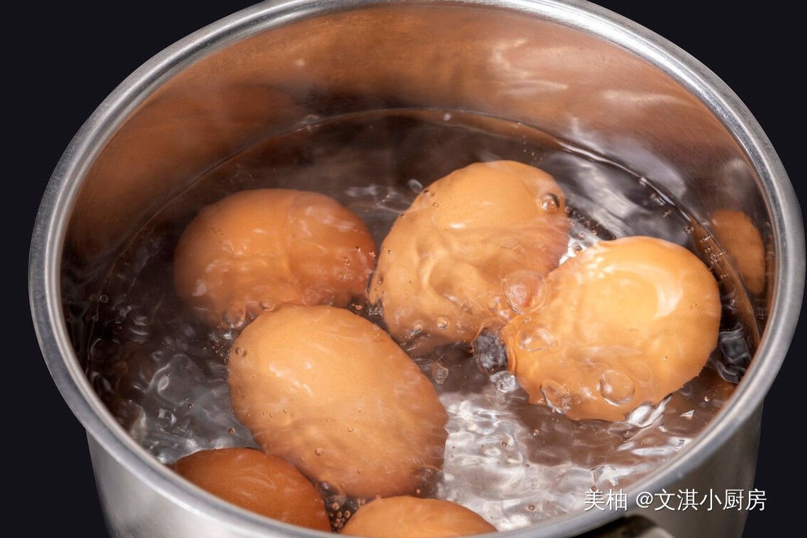 煮鸡蛋，不要只会用清水，多做1步，鸡蛋香嫩可口，蛋壳一碰就掉