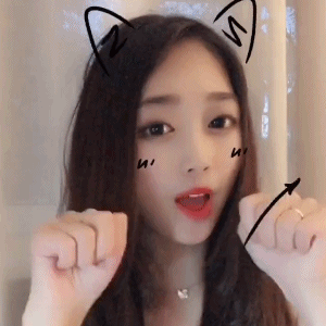 糖葫芦|小姐姐是梦见吃糖葫芦了吗?网友:口红都快给你吃完啦!