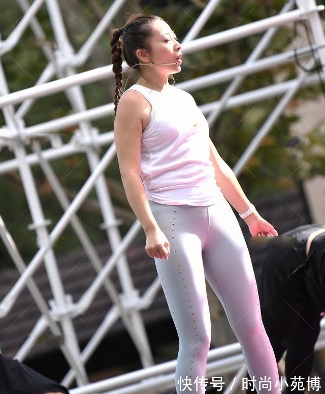 运动装|贴钻紧身瑜伽裤搭配宽松上衣。简约干净，清爽时尚