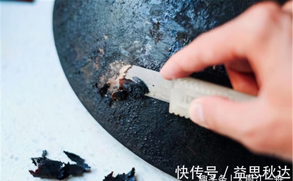 家里铁锅用久了,油污洗不掉?大厨教你一招,铁锅油污轻松去除