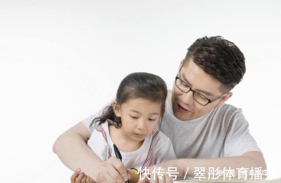 妈妈|8岁女儿考99.5分回家大哭,看到扣分题目后,妈妈也控制不住流泪