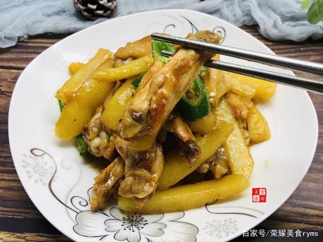 小孩|原来鸡翅可这样做,小孩吃起来更方便了,和土豆搭配做一道传统菜