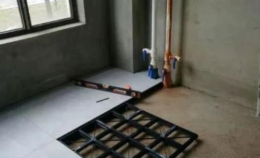 地面|新房装修,老师傅直接在地上铺满“骨架”贴瓷砖,真的长见识了