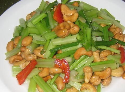 芹菜和此物一起炒，肠胃干净了，视力清晰了，不想一脸皱纹可试试