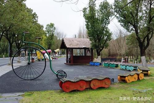 两条溪水汇成的湿地，周边都是优美的风景，再过一个月就是最美时