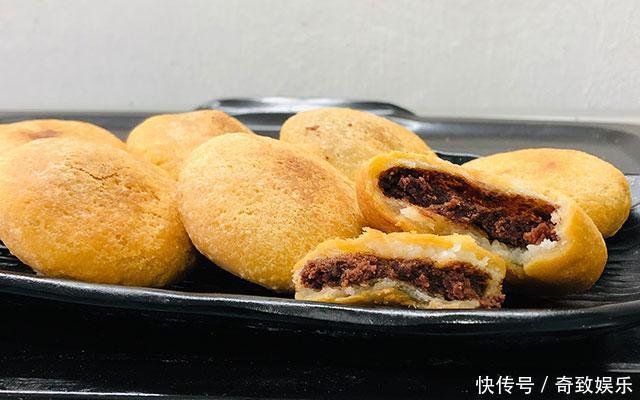 开水里加一碗面粉,搅一搅,搓一搓,一会就做出一锅小点心