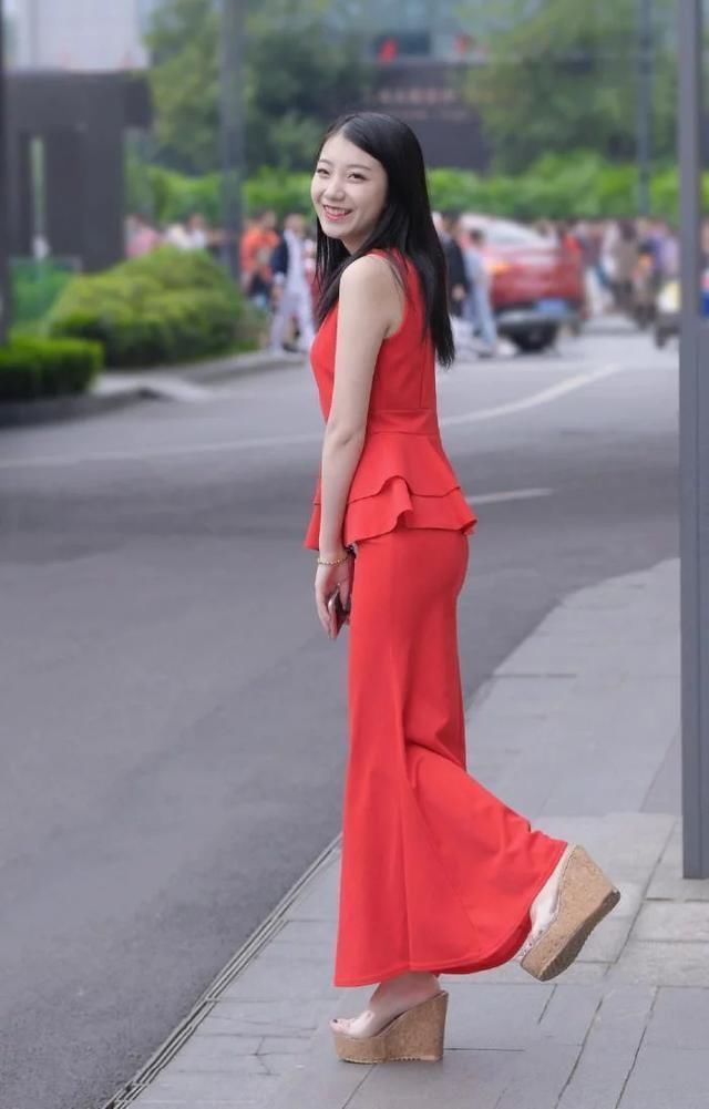 追求优雅有型的美,选择款式修身洋气的长裙,你也能轻松拥有