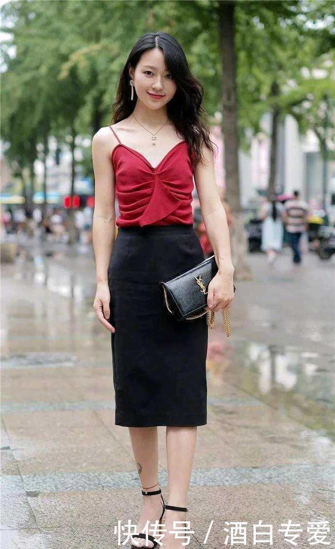 街拍美女天气转暖,轻装上阵,热裤扮靓,修身新潮