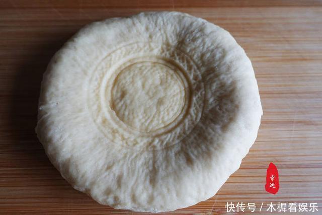 好吃|比面包好吃的烤饼出炉了,奶香浓郁色泽金黄,让人好有食欲