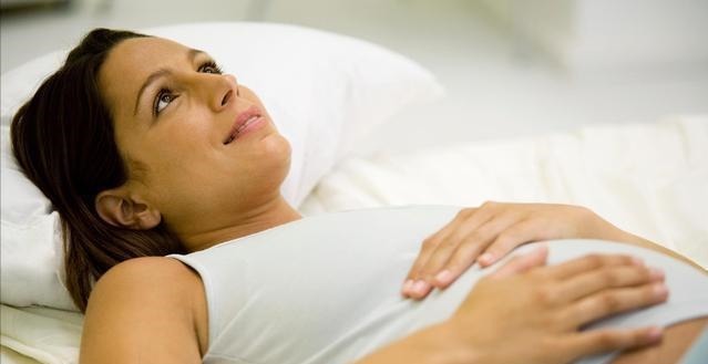 睡姿|孕妇睡觉时会压到胎儿吗？孕期睡眠姿势有讲究，孕妈早了解别做错