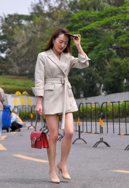 小姐姐穿西装外套手提包包,时尚又大气,做个时髦靓丽的打工人