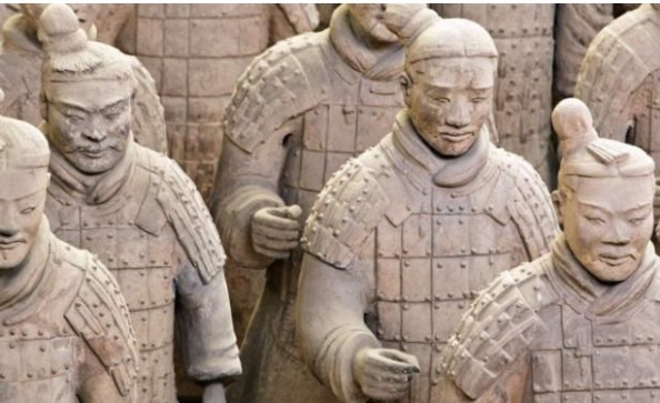 秦始皇兵马俑栩栩如生是用真人烧制?1尊兵马俑裂开后,谜底被解开!