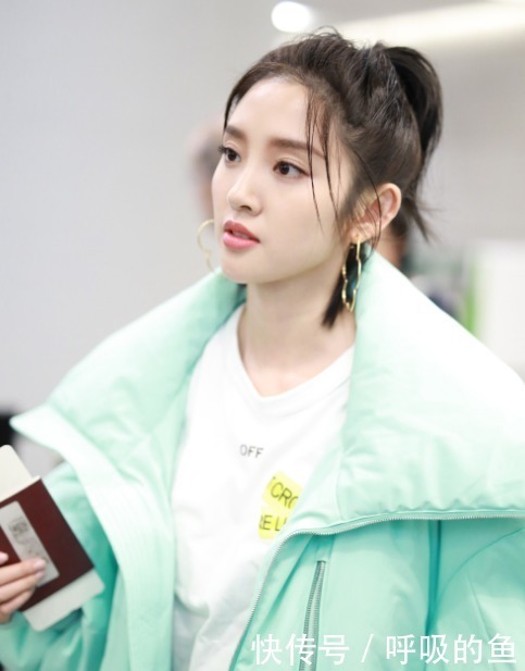 丸子头已经不实行了,今年流行苹果头,减龄显脸小