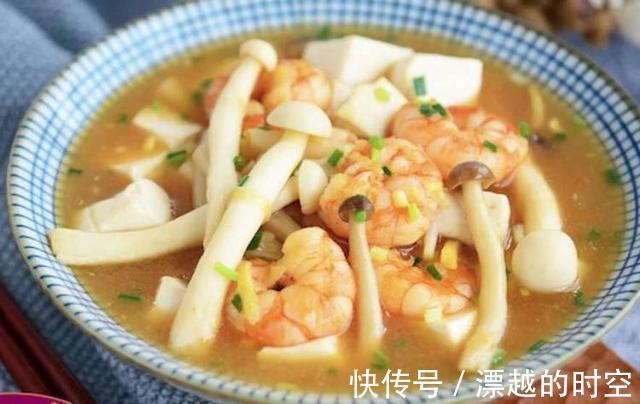 虾仁菌菇豆腐这三样食材在一起,打造一锅鲜香味美的海鲜汤