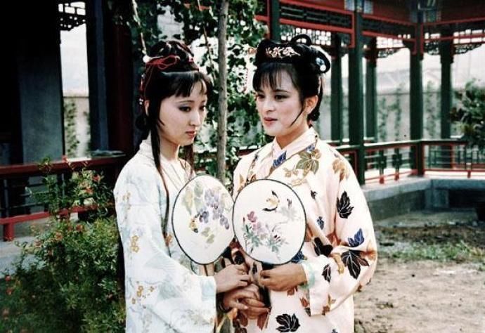 黛玉|黛玉去世，为何只有探春和李纨陪着她？其他人忙着宝玉和宝钗结婚