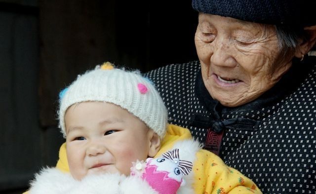 点滴|“不靠谱”爷爷火了,陪孙子打点滴却霸占床位,孩子满脸不知所措