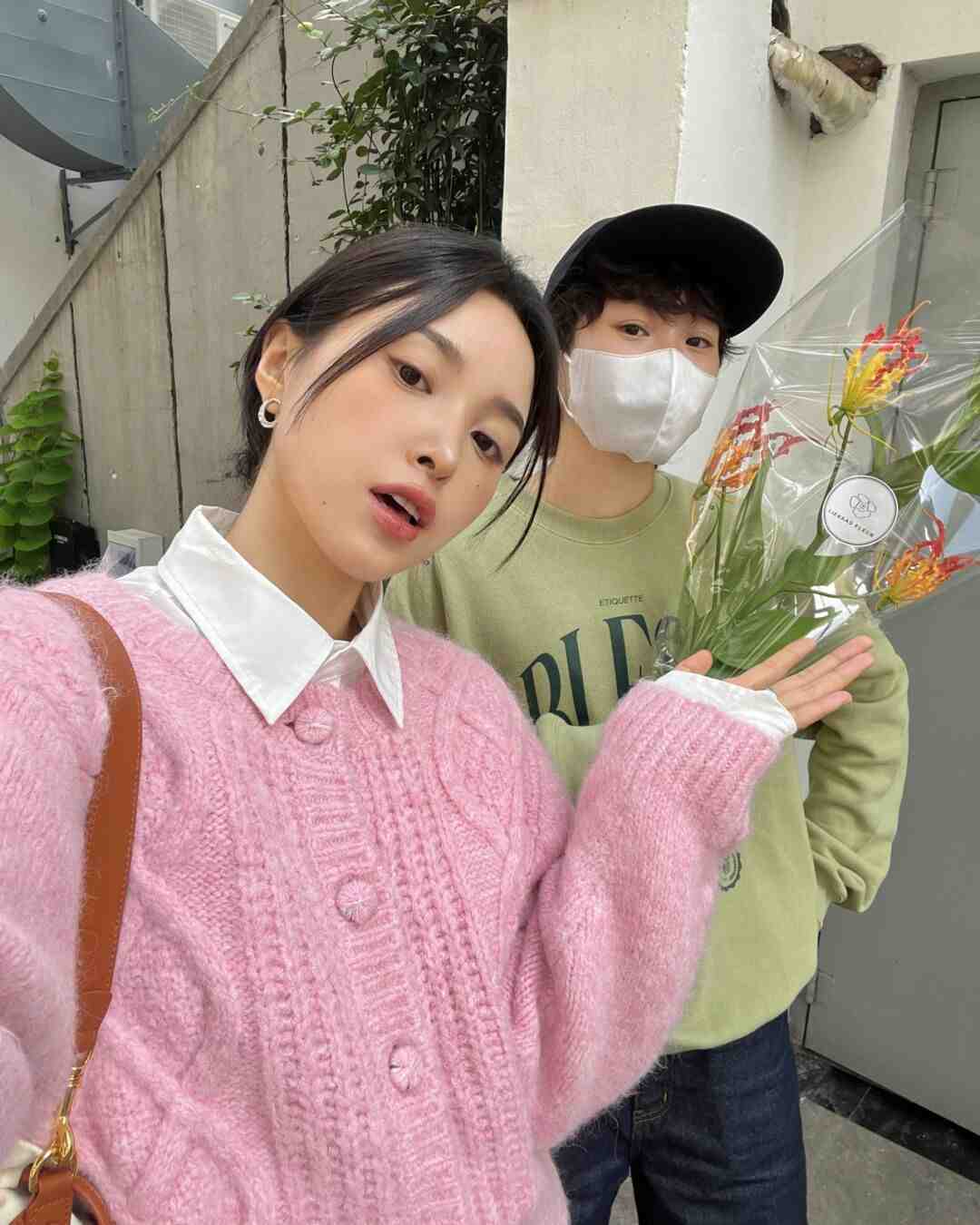 qq秀|开春不知道怎样穿?用粉色毛衣搭配这几条下装,真的封神了