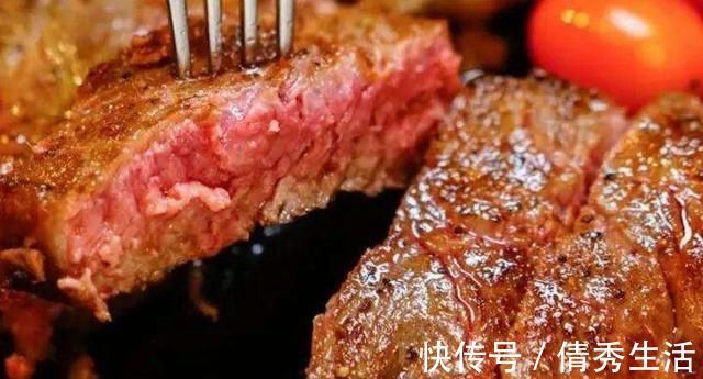 鲜牛排|为什么“牛排”盘里会放一个鸡蛋，可别一口吃掉，否则会闹笑话！