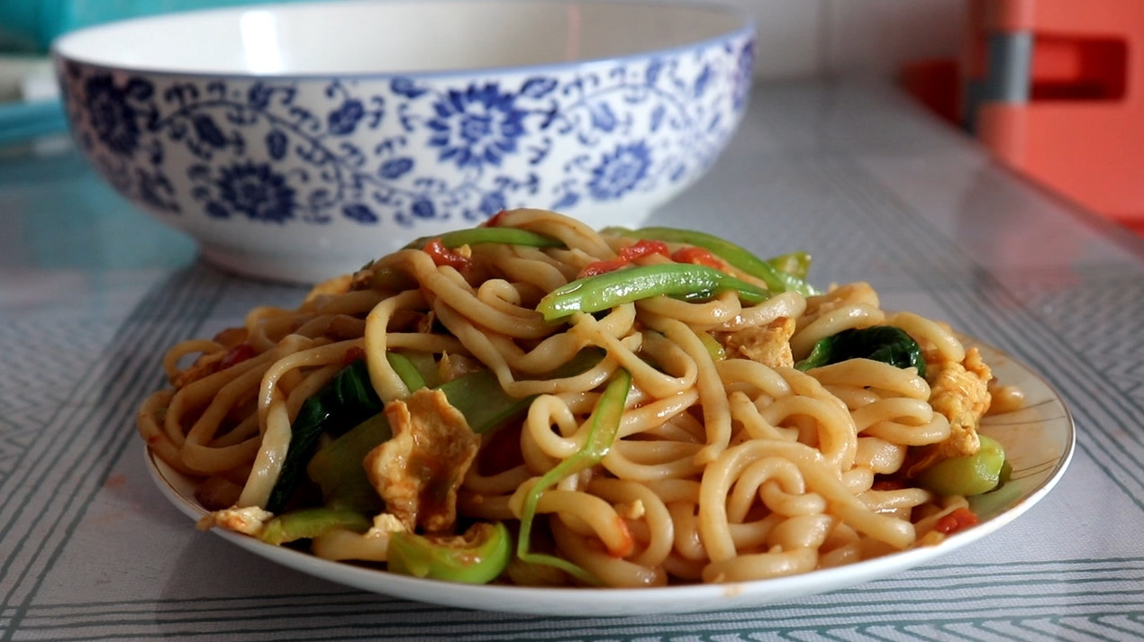 炒拉条子的家常做法，筋道爽滑，味道比饭店里的还好吃