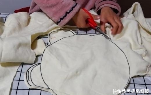 抱枕|家里不穿的废旧衣服不要扔，照着锅盖剪一剪，超市的要卖一两百！