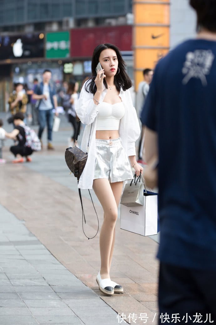 包臀裙|路人街拍，个性张扬的穿搭，身穿吊带的鱼鳞装，很是时尚可爱