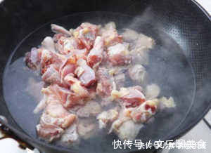 焯水|清炖鸡汤，直接焯水就错了难怪腥气不好喝，大厨这样做才对