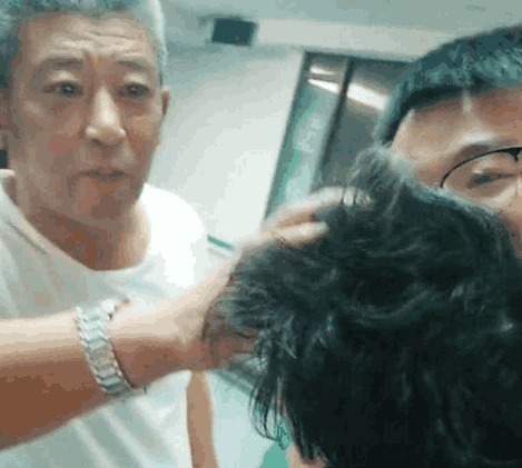 小宝宝|1岁孩子成“万人迷”,路人纷纷拿出手机拍照,都被宝宝头发惊艳