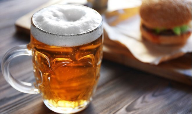 嘌呤含量|40岁男子，尿酸高达810，查出肾衰竭，医生睡前这个习惯害了他