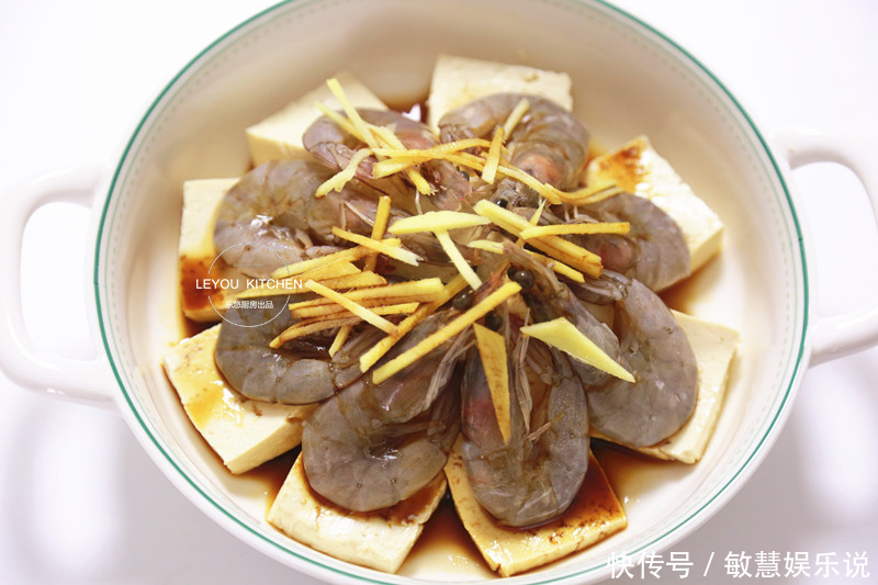  上桌|夏天多做蒸菜，不用闻油烟，几步上桌，又嫩又鲜，豆腐比虾还好吃