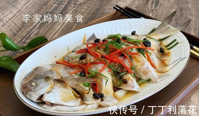 清蒸鱼时,最忌冷水下锅,掌握3个技巧,鱼肉鲜嫩无腥味,真鲜!