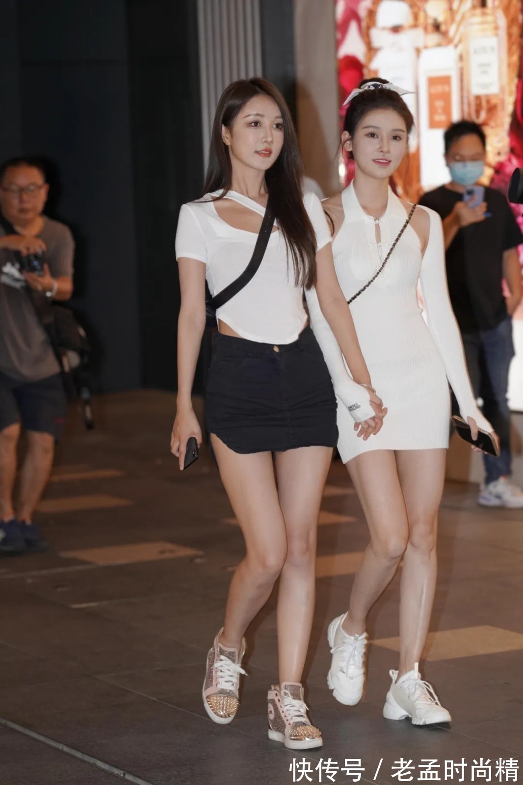 t恤衫|夜色也无法阻挡的时尚美,清新养眼又青春,妩媚迷人美成焦点