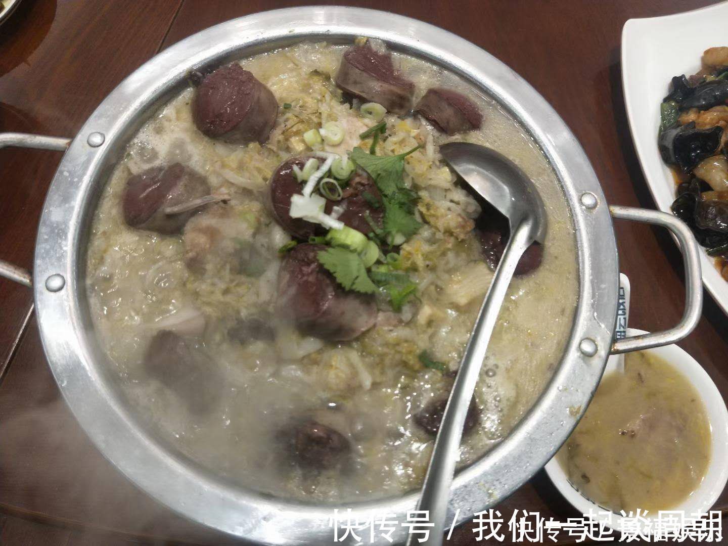 中午请老丈人一家吃饭，8个人花了1500元，老丈人太破费了