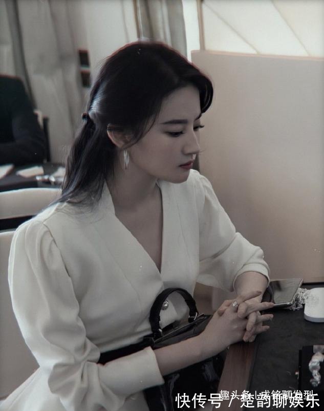 发型 女明星做示范,头发扎一半留一半,这些发型好打理还时髦!