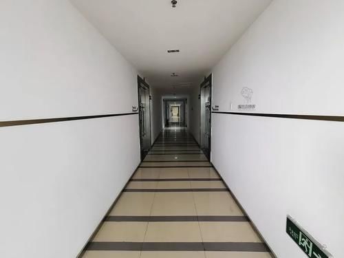 德阳|钢铁般意志的德阳打工人，在五洲广场打工比在汇通大厦更尊贵？