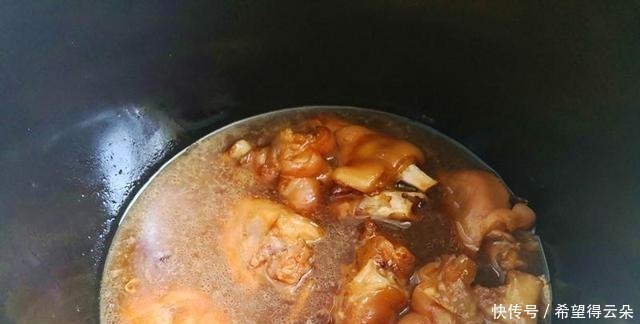 勺料酒|卤猪蹄拿起来就焯水第一步就做错了，难怪做出来油腻还有异味