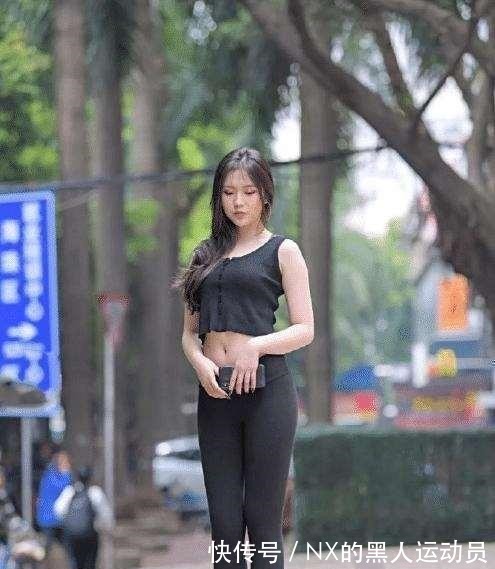 简单装扮的瑜伽裤显得干净挺阔,体现简洁干练的潮流风,简洁干练!