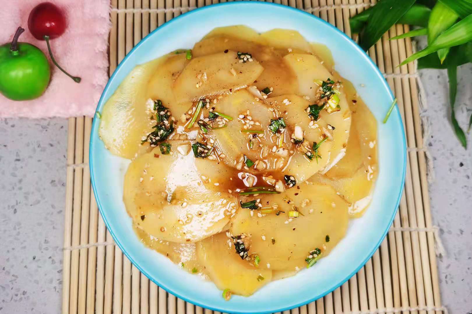 初伏即将到来,土豆的新鲜吃法,不炒也不炖,精神饱满迎初伏