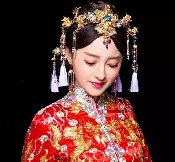 横批#小姐出上联茶壶水壶紫砂壶,哪壶不开提哪壶,秀才巧答抱美人归