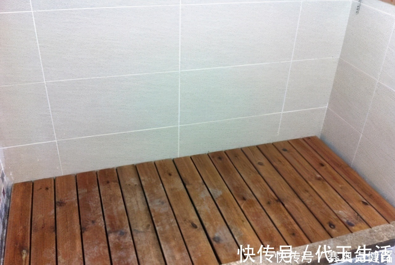 淋浴房|现在谁家卫生间还铺瓷砖?这种材料防滑排水,一平20块就能搞定