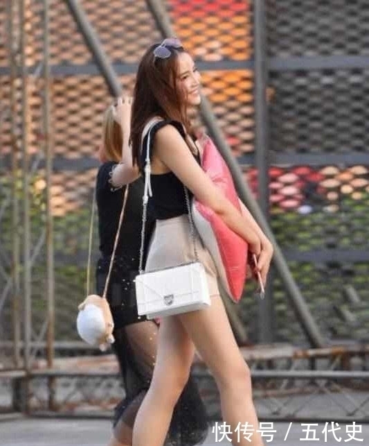 美女|性感明星美女街拍:美女搭配的包包颜色和整套衣服挺搭配的