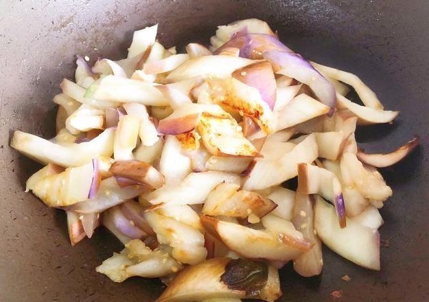 烧茄子“家庭少油”版，香味不靠油炸，全靠滋，为家人2分钟学会