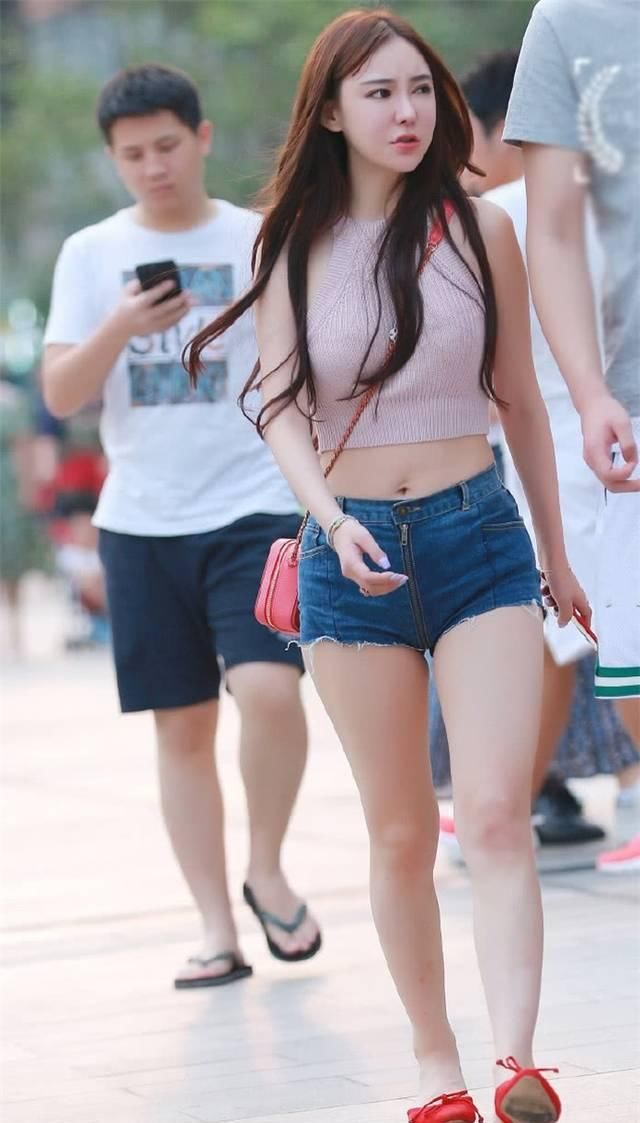 街拍美女：小姐姐这热裤够潮，中间的拉链设计将热裤分成两半